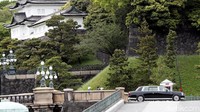 Mobil yang membawa Kaisar Naruhito tiba di istana kekaisaran. REUTERS/Kim Kyung-Hoon.