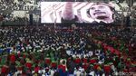 Hadiri Peringatan May Day, Prabowo Salam Dua Jari