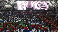 Prabowo juga memutar pidato Bung Tomo sebagai penyemangat untuk semua.