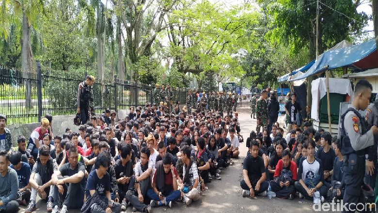 Polri Perbanyak Kegiatan Intelijen Cegah Vandalisme Kelompok Baju Hitam Polri Perbanyak Kegiatan Intelijen Cegah Vandalisme Kelompok Baju Hitam