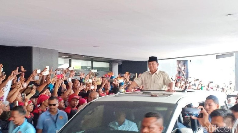 Prabowo Tiba di Tennis Indoor, Massa Buruh Teriak Presiden Indonesia Kita Prabowo Tiba di Tennis Indoor, Massa Buruh Teriak Presiden Indonesia Kita
