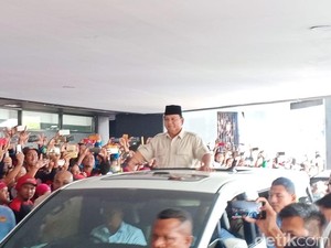 Prabowo Tiba di Tennis Indoor, Massa Buruh Teriak Presiden Indonesia Kita