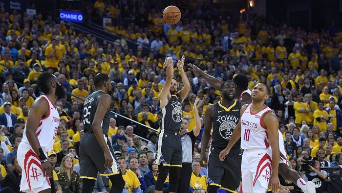 Warriors kembali atasi Rockets di gim kedua semifinal barat NBA. (Foto: Thearon W. Henderson/Getty Images) Warriors kembali atasi Rockets di gim kedua semifinal barat NBA. (Foto: Thearon W. Henderson/Getty Images)
