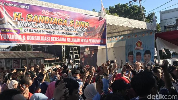 Sandiaga Disapa 'Pak Wapres' di Padang
