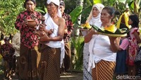 Sebelum dilangsungkan bajong banyu, terlebih dahulu ditampilkan berbagai kesenian tradisional sejak pagi hingga memasuki Zuhur.
