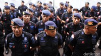 Petugas juga berjaga mulai dari depan Jalan Imam Bonjol hingga depan gerbang KPU.