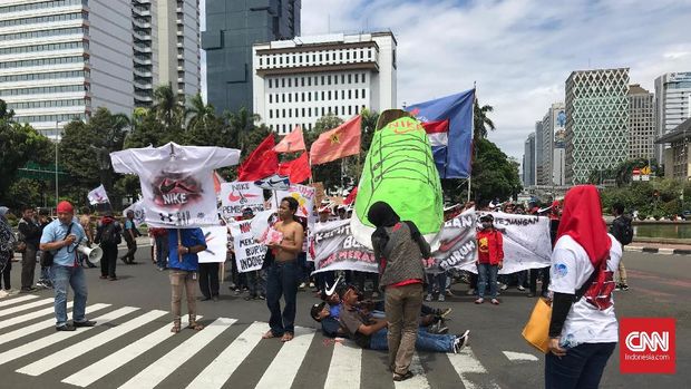 Ketika Sepatu Raksasa Nike Injak Buruh di Mayday 2019 