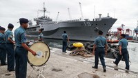 Prajurit TNI menyambut USS Blue Bridge.