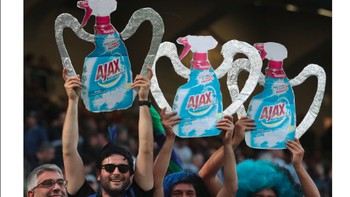 Arsenal mungkin bisa meniru cara fans Inter Milan saat bertemu Juventus, setelah si Nyonya Tua harus tersingkir di Liga Champions oleh Ajax. Foto: Istimewa