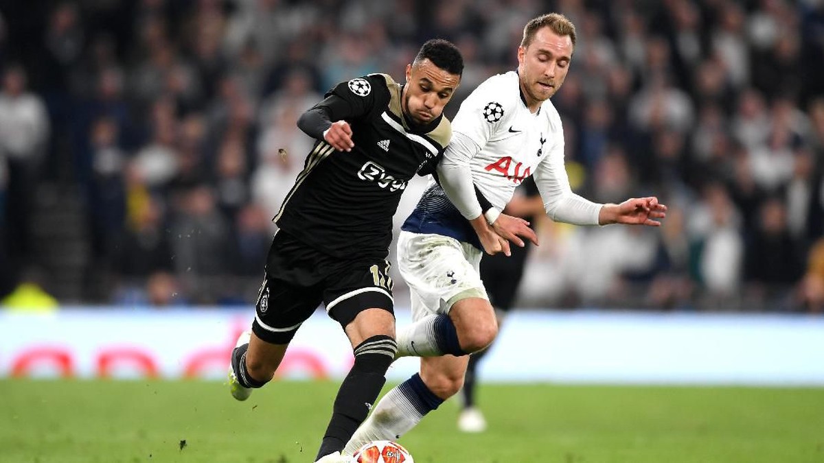 Noussair Mazraoui kiri saat berduel di leg pertama. (Foto: Shaun Botterill/Getty Images)