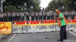 Petugas Bersihkan Sampah Usai Aksi Buruh