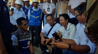 Menteri BUMN Rini Soemarno meninjau secara langsung proses recovery kelistrikan pasca banjir bandang dan tanah longsor di Bengkulu. Pool/PLN.