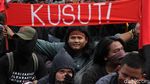 Buruh Bawa Mesin Jahit Raksasa ke Patung Kuda
