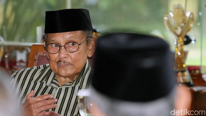 JK Jenguk Habibie di RSPAD Gatot Soebroto