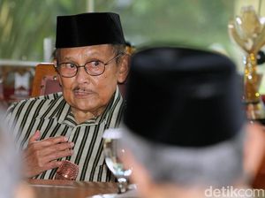 JK Jenguk Habibie di RSPAD Gatot Soebroto