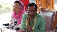 Mahfud MD menyampaikan pendapatnya.