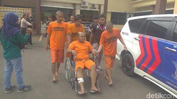 Polisi Bekuk Empat Perampok Spesialis Minimarket di Karawang