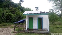 Ada banyak bangunan rusak dan tidak layak di pantai ini, seperti toilet dan gazebo-gazebo. Pihak terkait harus cepat memperbaiki ini sehingga Pantai Wadu Jao bisa cantik seperti dulu. (Faruk Nickyrawi/detikcom)