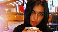 Memiliki kulit yang agak eksotis. Lucia pun selalu menyempatkan diri cicip minuman manis dan dingin di fast food. Ini ketika dirinya sedang berada di Paris. Foto: Instagram luciariveraromero