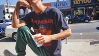 Taka sepertinya memang punya pribadi yang ceria. Lihat saja gayanya saat makan es krim ini. Foto: Instagram 10969taka