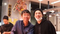 Pelantun lagu Wherever You Are itu gemar belanja seafood segar sendiri. Di mana lagi kalau bukan di pasar Toyosu, Jepang. Foto: Instagram 10969taka