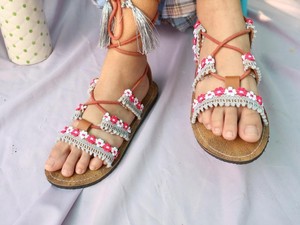 Jual Sandal Tali, Perempuan Ini Raup Omzet sampai Rp 50 Juta/Bulan