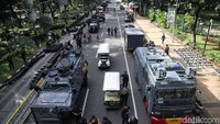 Kendaraan taktis milik polri dikerahkan.