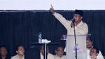 Hadiri Peringatan May Day, Prabowo Salam Dua Jari