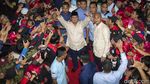 Hadiri Peringatan May Day, Prabowo Salam Dua Jari