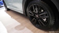 menambah sisi eksklusif dengan penggunaan Velg 17-inci JCW Track Spoke dalam balutan warna hitam. Foto: Pradita Utama