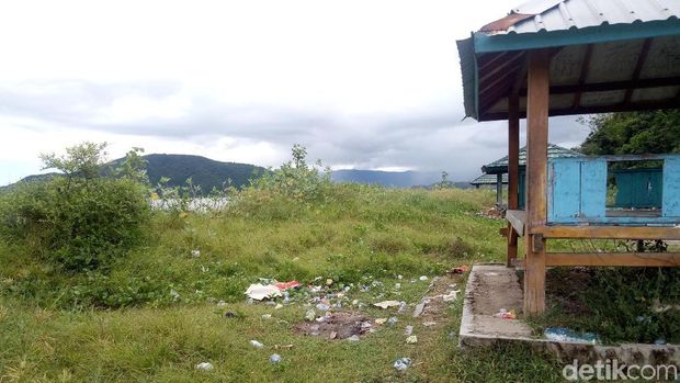 Tak Terurus, Kondisi Pantai di Dompu Ini Sangat Memprihatinkan