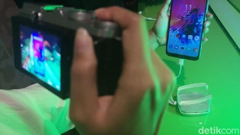 Poni bergaya water drop ini dihadirkan oleh Infinix untuk mengikuti tren smartphone saat ini. (Foto: detikINET/Agus Tri Haryanto)