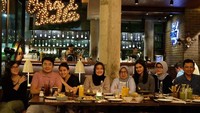 Makan bersama dengan keluarga besar, begini gaya Tya dan suami saat menikmati makanan enak di restoran. Foto: Instagram@tya_ariestya