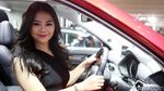 Senyum Menggoda Sang Dara di Mazda Merah
