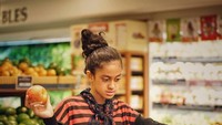Aku suka sekali makan buah-buahan, karena membuat kita menjadi lebih sehat ..., kata Asila. Hayooo, pilih buah yang mana! Foto: Instagram therealasilamaisa