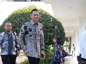 Naik Mobil B-2024, AHY Tiba di Istana Temui Jokowi