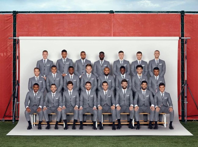 Thom Browne akan mendadani penampilan para pemain FC Barcelona saat di luar lapangan selama tiga tahun, sesuai kontrak yang telah disepakati. Salah satu busana yang didesain sang desainer adalah setelan jas berwarna abu-abu ini. Foto: Dok. Facebook Thom Browne
