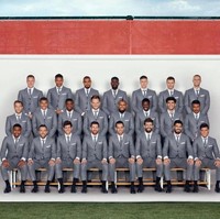 Thom Browne akan mendadani penampilan para pemain FC Barcelona saat di luar lapangan selama tiga tahun, sesuai kontrak yang telah disepakati. Salah satu busana yang didesain sang desainer adalah setelan jas berwarna abu-abu ini. Foto: Dok. Facebook Thom Browne