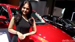 Senyum Menggoda Sang Dara di Mazda Merah