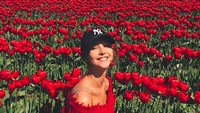 Dia juga berkunjung ke Skagit Valley Tulip Fields, sebuah event yang menampilkan bunga tulip di Washington (rachelc00k/Instagram)