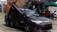 Roni Gunawan memboyong salah satu kreasi mobil unik terbarunya ke Indonesia International Motor Show (IIMS) 2019 di JIExpo Kemayoran, Jakarta. Mobil itu adalah Toyota Vios/Limo dengan 8 ban.