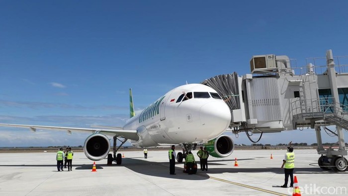 Pesawat Airbus A320 milik maskapai Citilink jadi pesawat komersial pertama yang mendarat di Bandara Yogyakarta International Airport (YIA). Penasaran? Lihat yuk