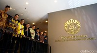 Hadir dalam acara peresmian tersebut Dekan FISIP UI Arie Setiabudi Soesilo, Ketua DPR Bambang Soesatyo,  Majelis Wali Amanat (MWA) Universitas Indonesia  Saleh Husin, Rektor Universitas Indonesia Muhammad Anis, Menteri Perindustrian Airlangga Hartarto, Menteri Riset Teknologi dan Pendidikan Tinggi M Nasir, Founder Lippo Group Mochtar Riady dan Sekjen Menristek Dikti Ainum Naim.