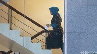 Dari pantauan, Nicke tampak tiba di KPK pada pukul 10.00 WIB, Kamis (2/5/2019). Nicke terlihat mengenakan batik dengan kerudung berwarna biru.