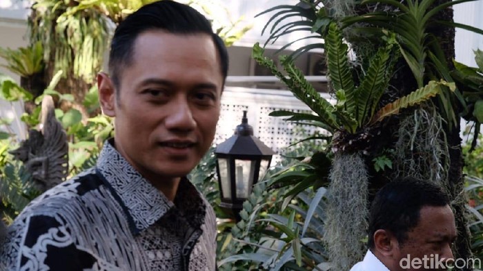 AHY tiba di Istana untuk menemui Presiden Jokowi dengan menumpangi mobil B 2024 (Andhika Prasetia/detikcom)