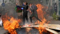 Dilansir Reuters dan AFP, anggota serikat buruh setempat dan demonstran rompi kuning turun ke jalanan berbagai kota Prancis saat peringatan Hari Buruh Internasional.
