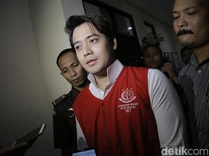 Beri Semangat, Ibunda Peluk dan Cium Kriss Hatta Sebelum Sidang
