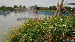 Foto: Serunya Sepeda Air Wiekes, Wahana Baru di Lamongan