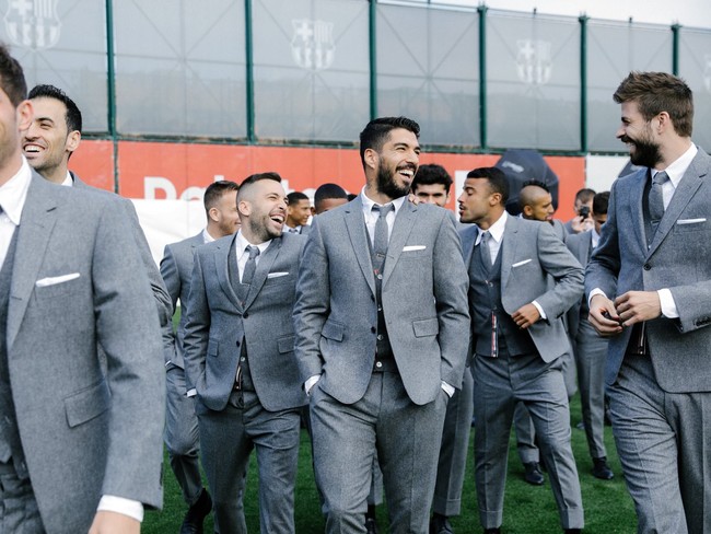 Seperti dikutip dari situs resminya, desainer Thom Browne menjadi sponsor resmi untuk penampilan di luar lapangan para pemain FC Barcelona selama menjalani pertandingan Liga Champion. Kolaborasi fashion dengan dunia olahraga ini diumumkan sang desainer menjelang akhir tahun 2018. Foto: Dok. Facebook Thom Browne