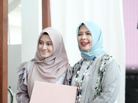 Alasan Istri Sandiaga Uno Tetap Pakai Hijab Biru Meski Pilpres Sudah Usai